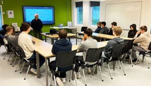 Ei gruppe 9.klassingar i eit klasserom der dei får orientering om linja Medium og kommunikasjon