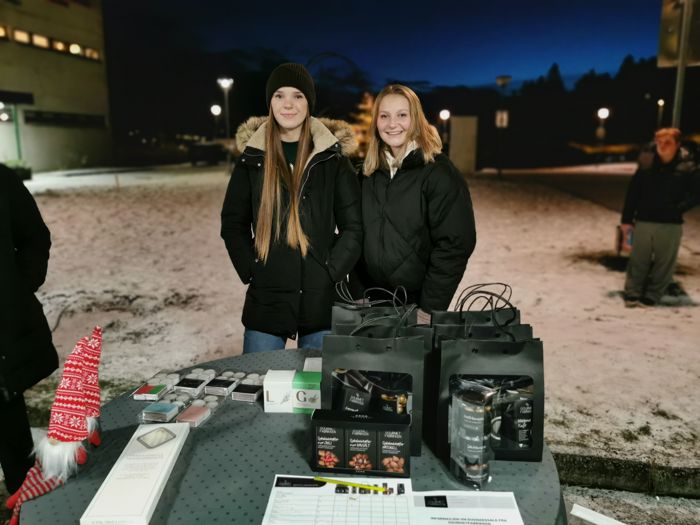 Elevar som viser fram produkt dei sel i ungdomsbedrifta