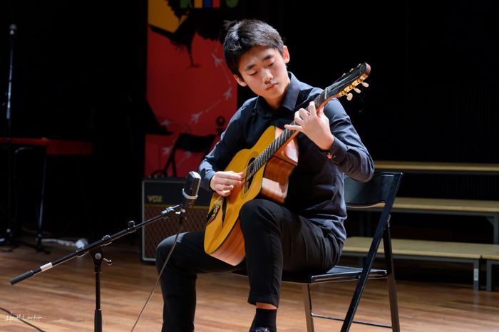 Elev som spelar gitar