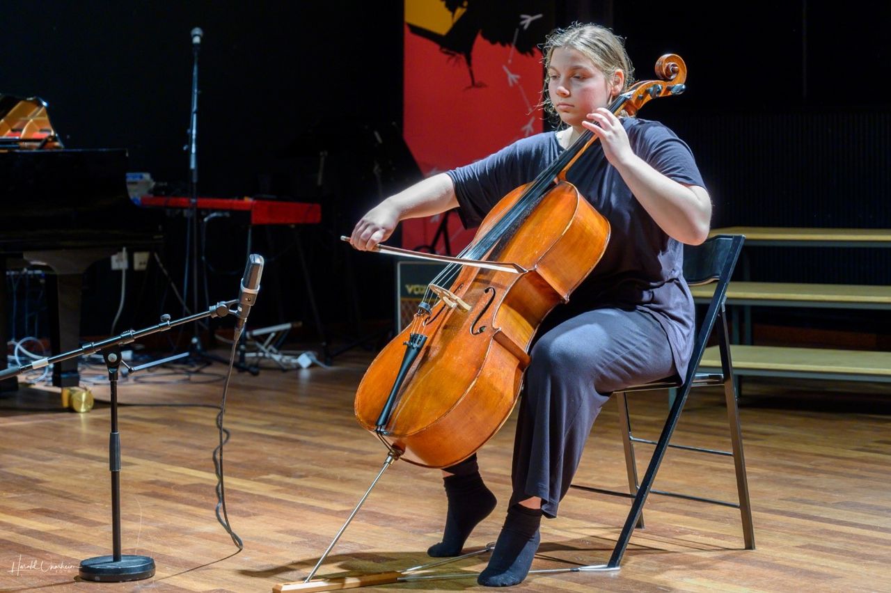 Elev som spelar cello