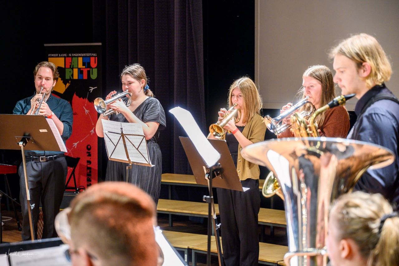 Gruppe elevar som spelar blåseinstrument