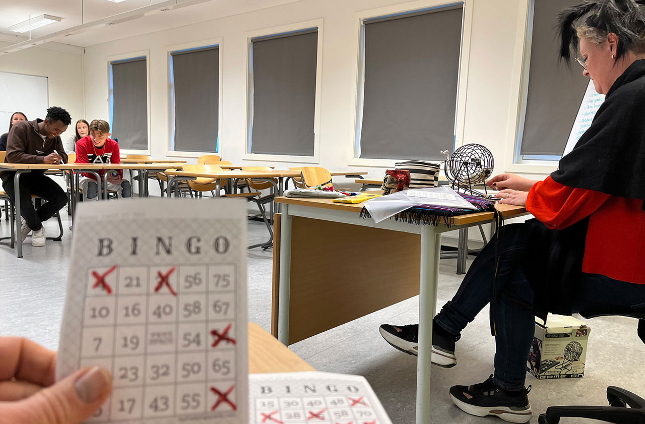 Elevar som spelar Bingo