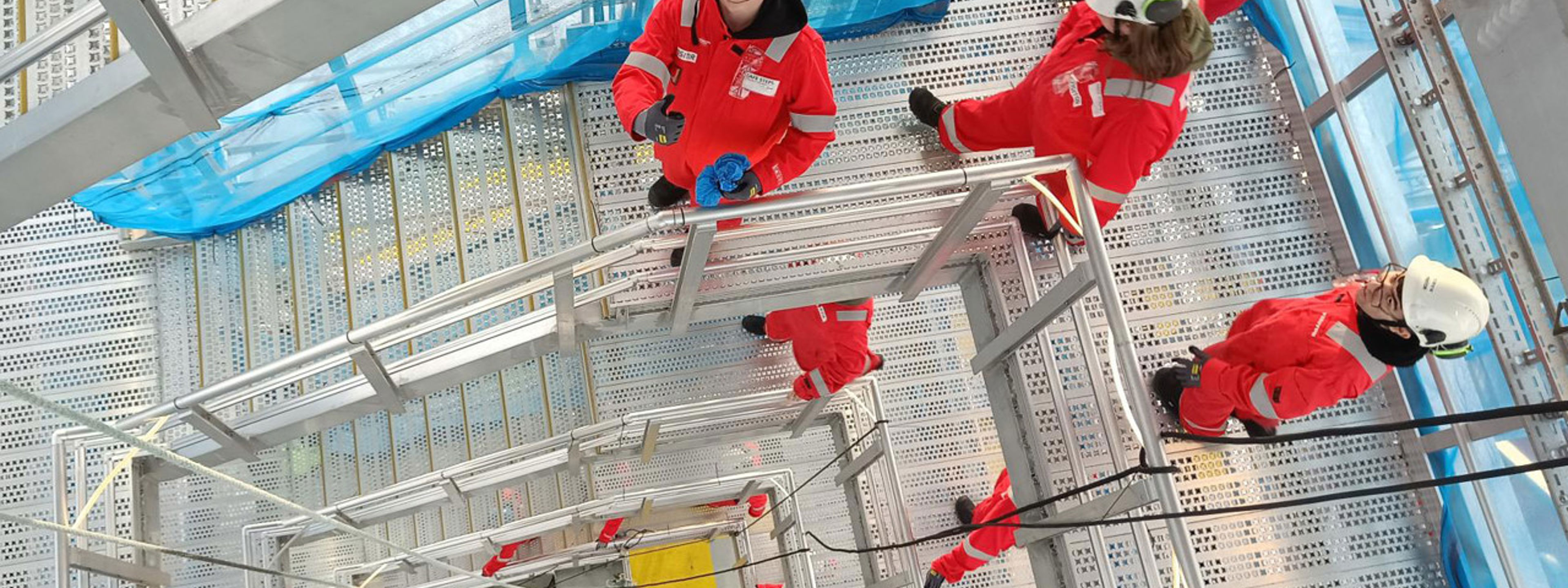 Elevar i eit stillast på Leirvik AS