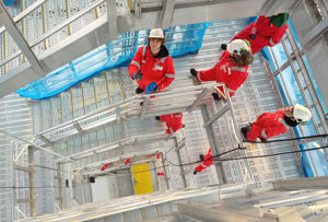 Elevar i eit stillast på Leirvik AS