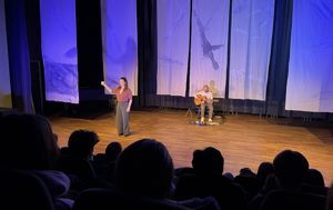 To personar på ein scenen som framfører dikt av Jon Fosse