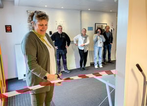 Dame som klypper snor i samband med opninga av nytt varemottak