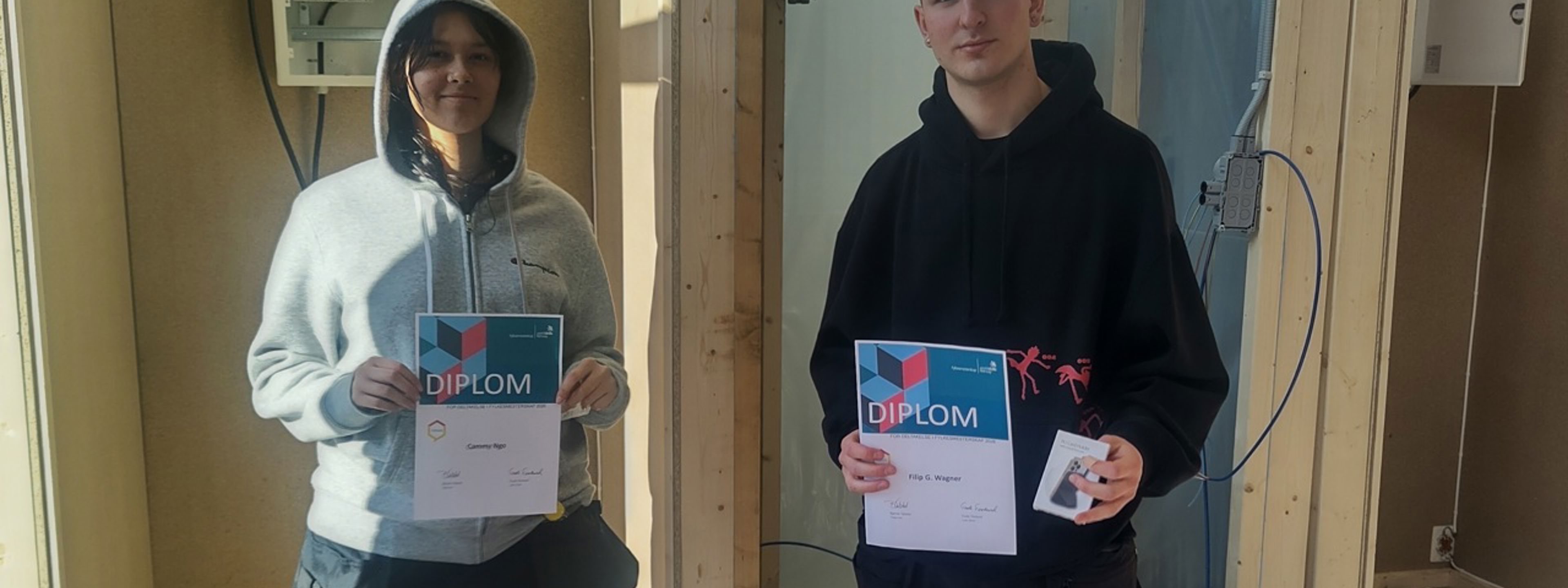 To av skulen sine elevar som held fram diplomar etter å ha deltatt i Fylkesmesterskapet i elektro