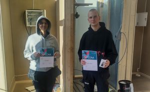 To av skulen sine elevar som held fram diplomar etter å ha deltatt i Fylkesmesterskapet i elektro