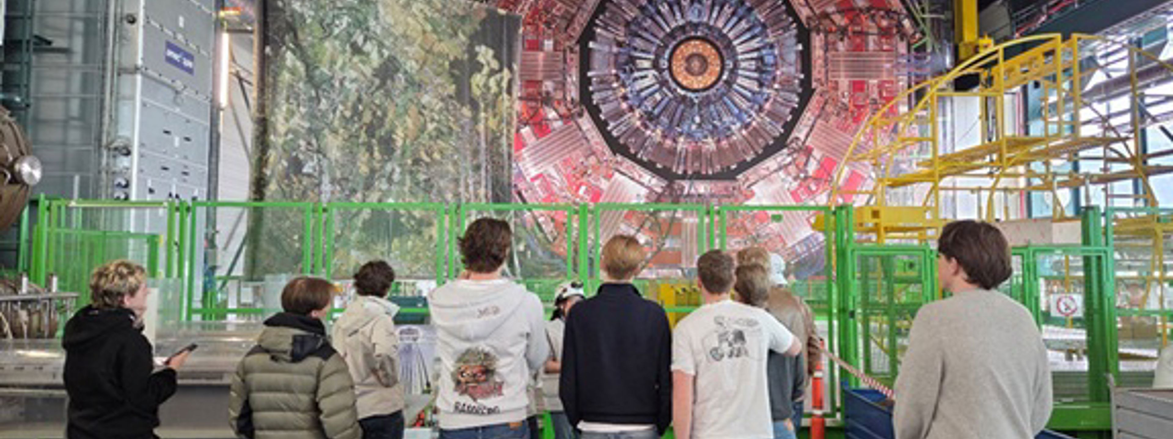 Elevar som studerer partikkelakseleratoren i CERN