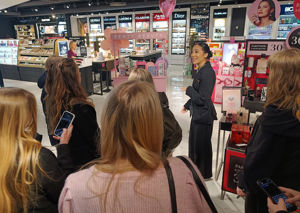 Elevar på Sal, Service og reiseliv som får omvisning på Fredrik & Louisa hudpleie