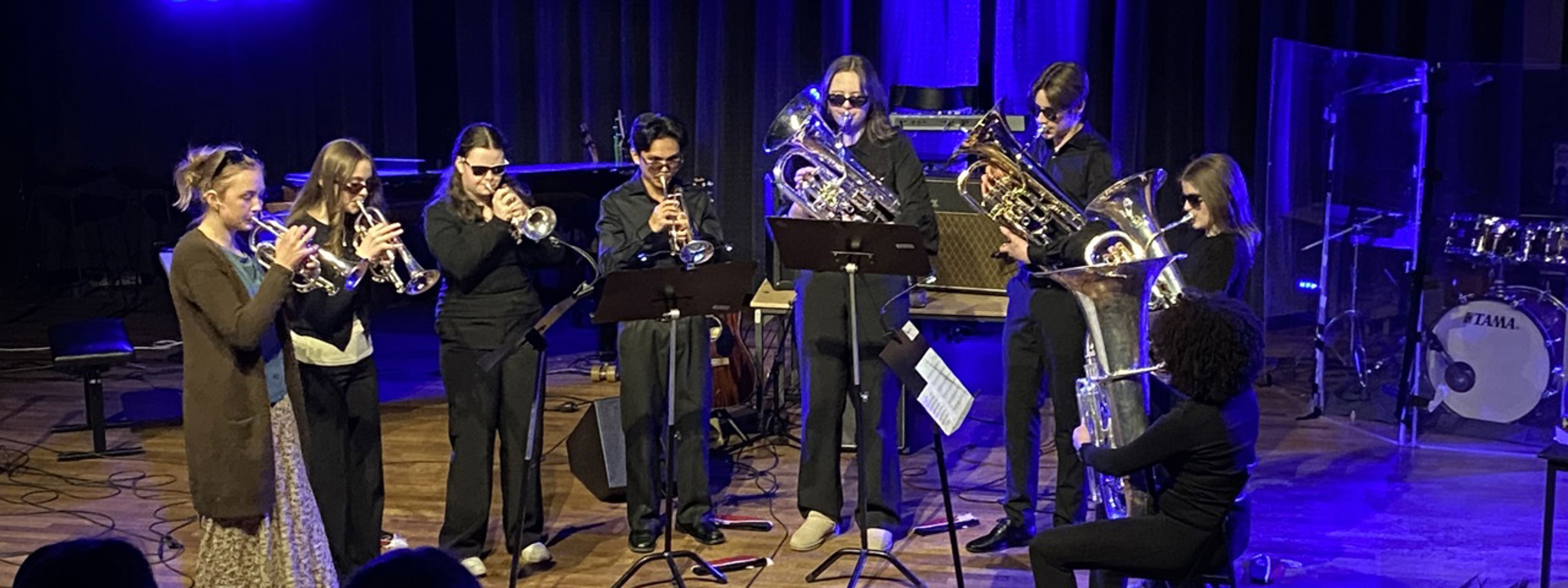 Elevar som gjennomfører solidaritetskonsert