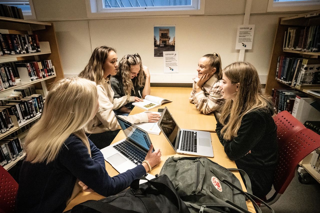 Elevar som er samla på biblioteket