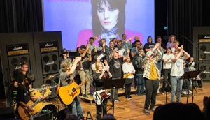 Elevar på Tilrettelagt opplæring som opptrer på scene med førestillinga "School of Rock"