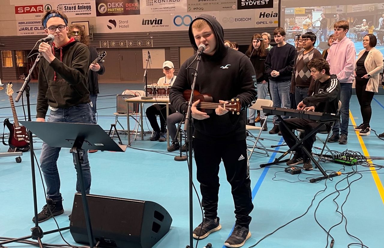 MU-elevar i idrettsahallen.jpg