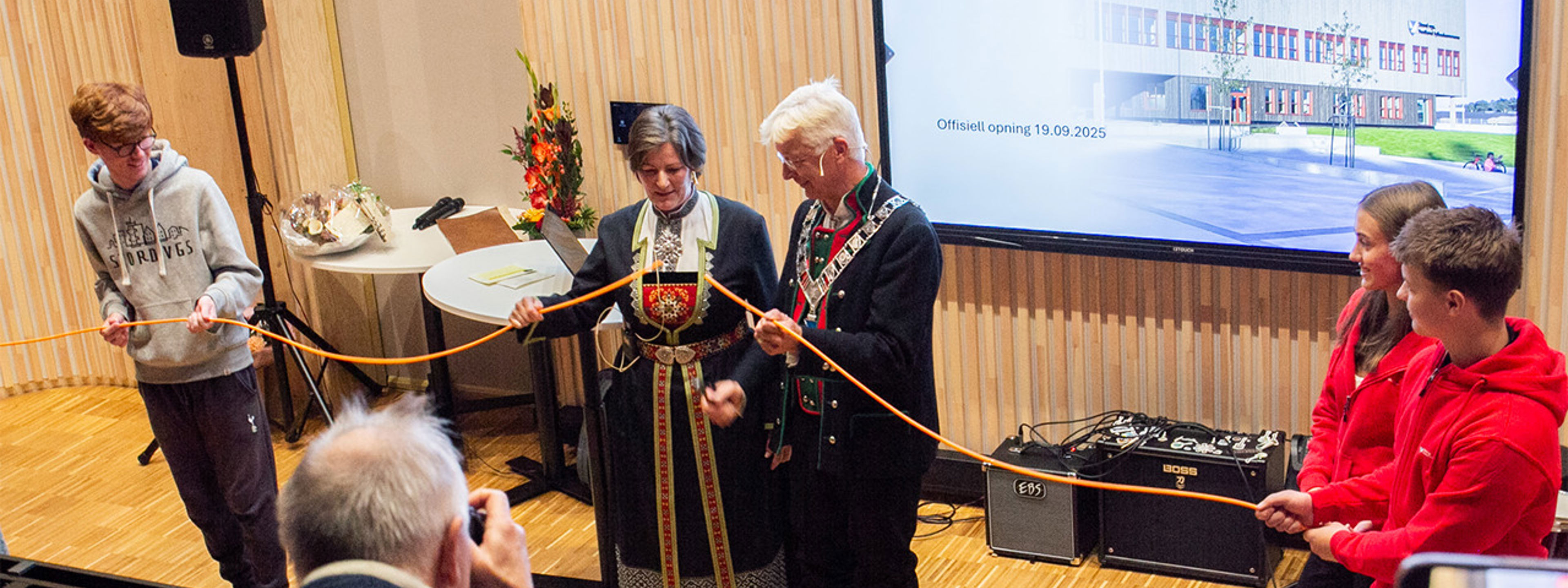 Rektor og fylkesordførar klypper over ein gul elektrokabel