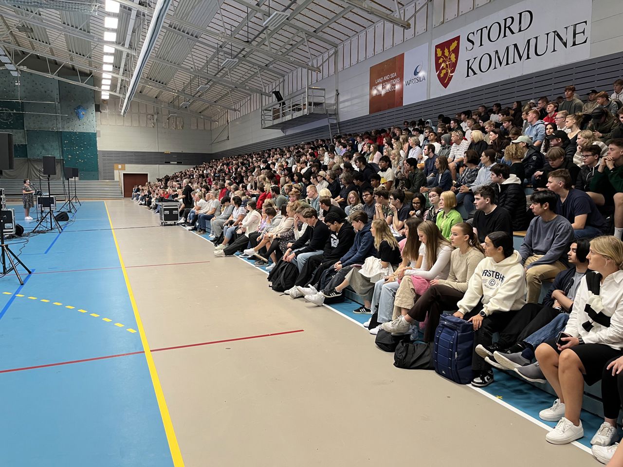 Samling i idrettshallen på Vikahaugane