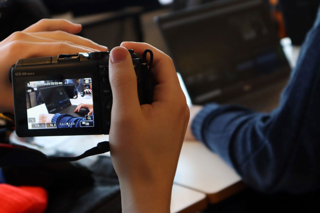  Bilete av elev med fotoapparat