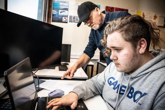 Elevar som sit ved pc og søkjer etter informasjon på nett