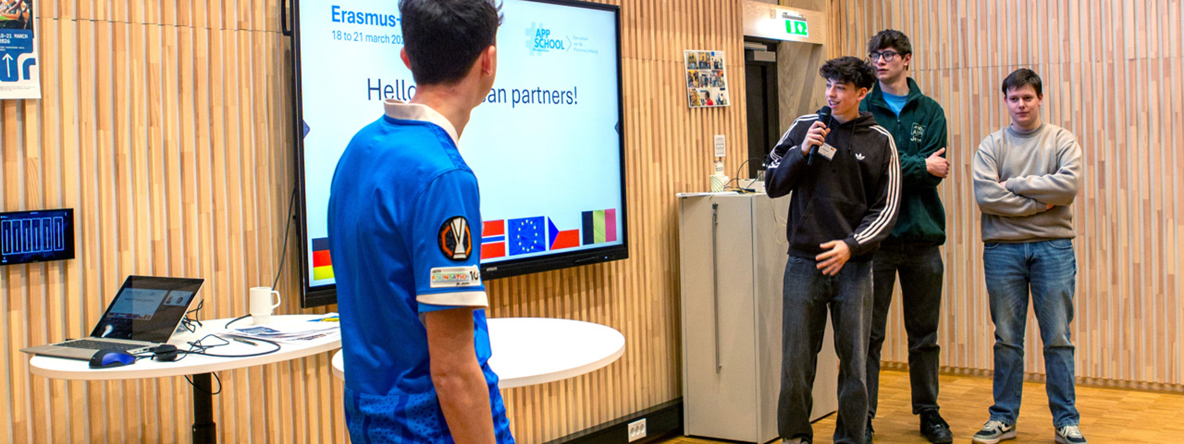 Elevar frå Erasmus+ som held presentasjon i auditoriumet på Vabakkjen