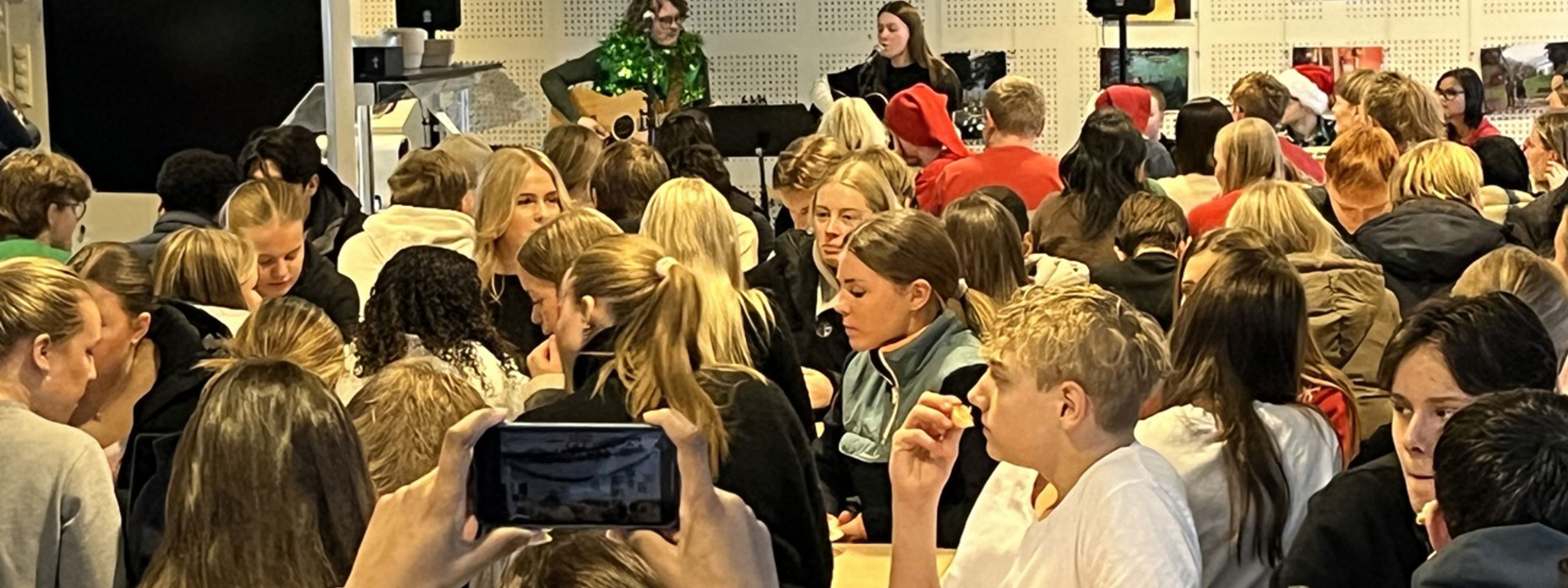 Pop-up-konsert i skulen si kantine