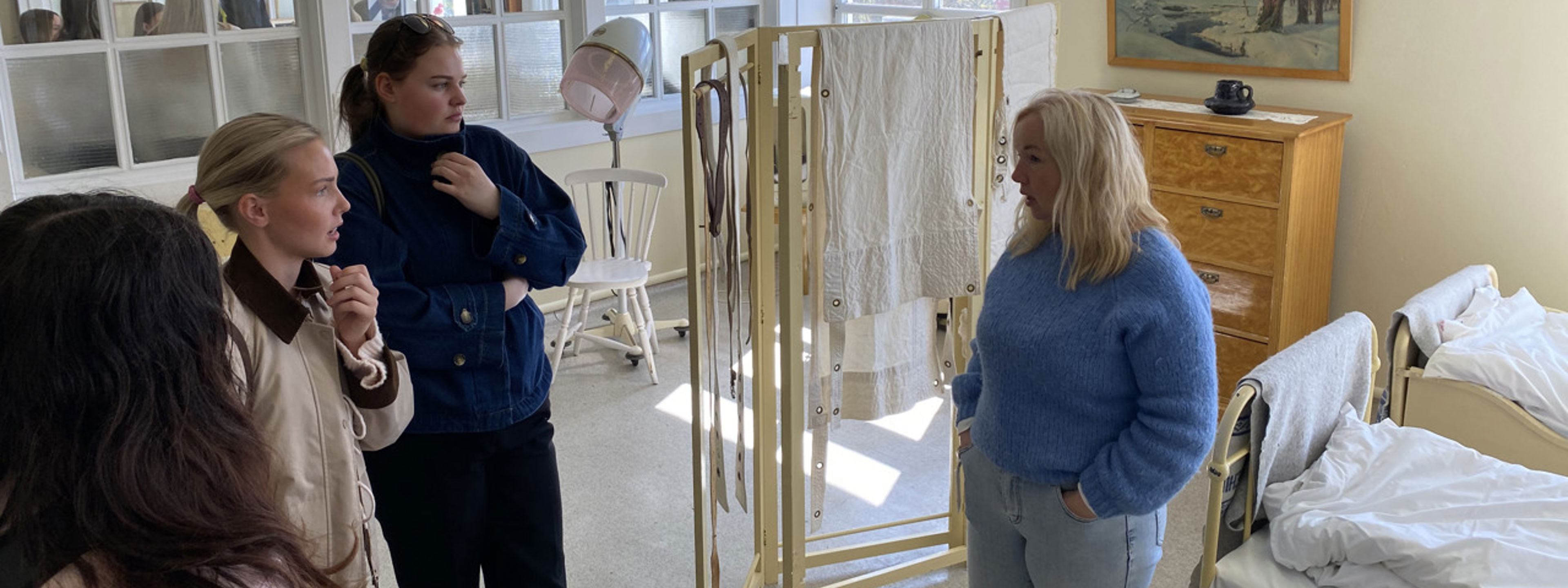 Elevar som blir fortald om Valen sjukehus inne på eit av pasientromma
