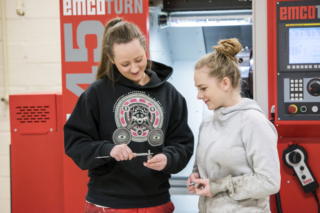 To elevar som står framom CNC-maskin
