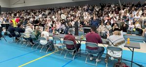 Representantar for ungdomsparti sitjande ved debattborda