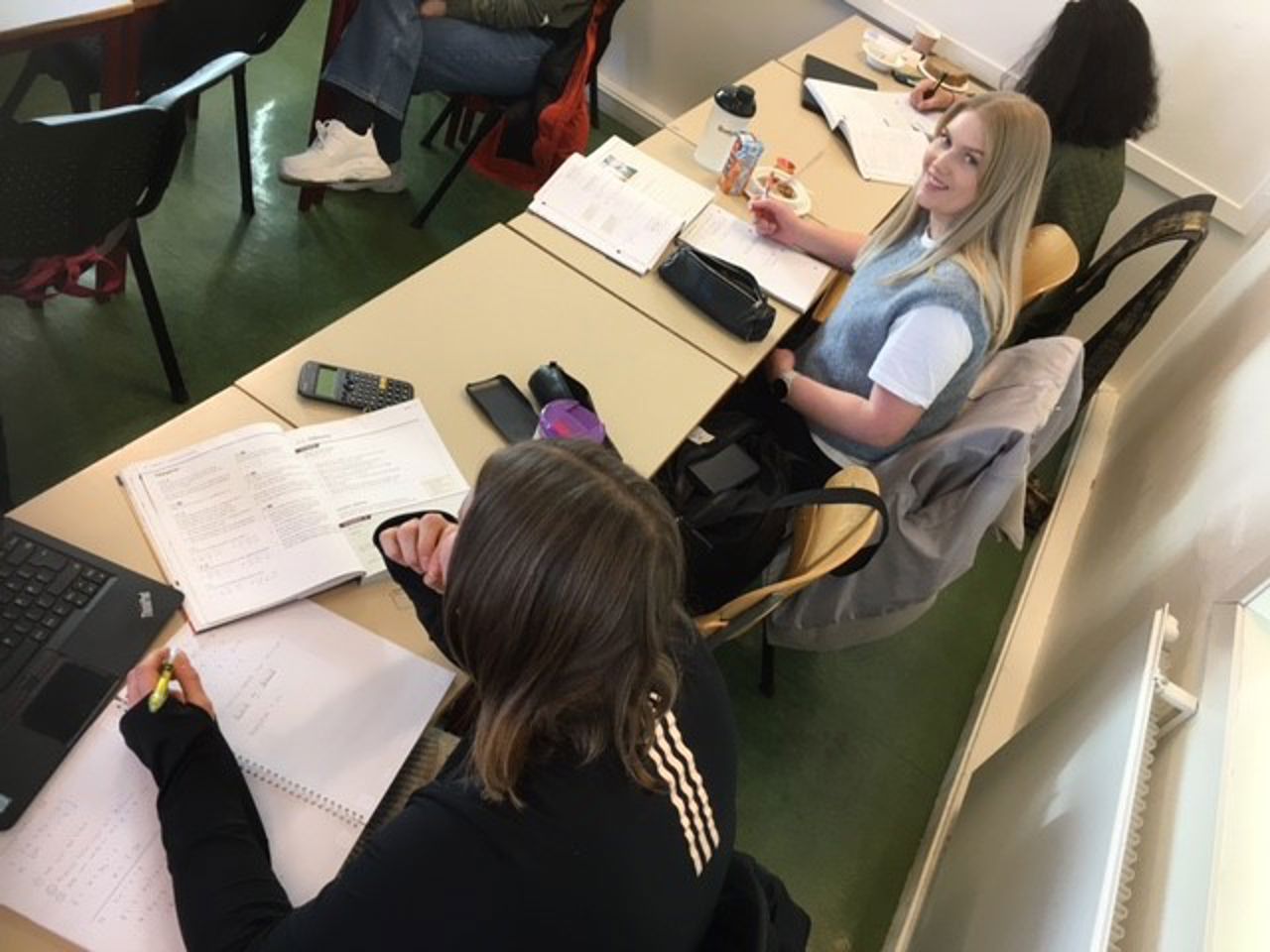 Foto av praktisk undervisning i helsearbeidarfag.