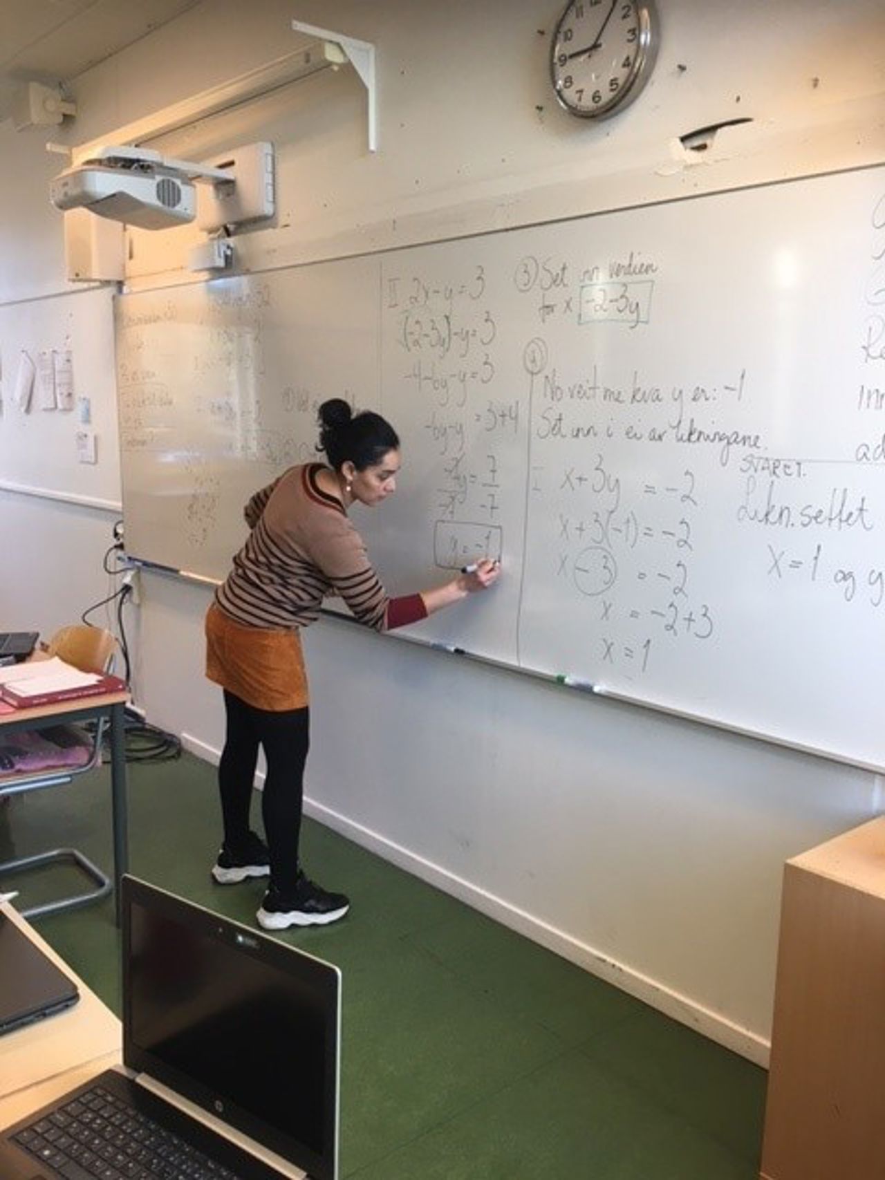Foto av praktisk undervisning i helsearbeidarfag.