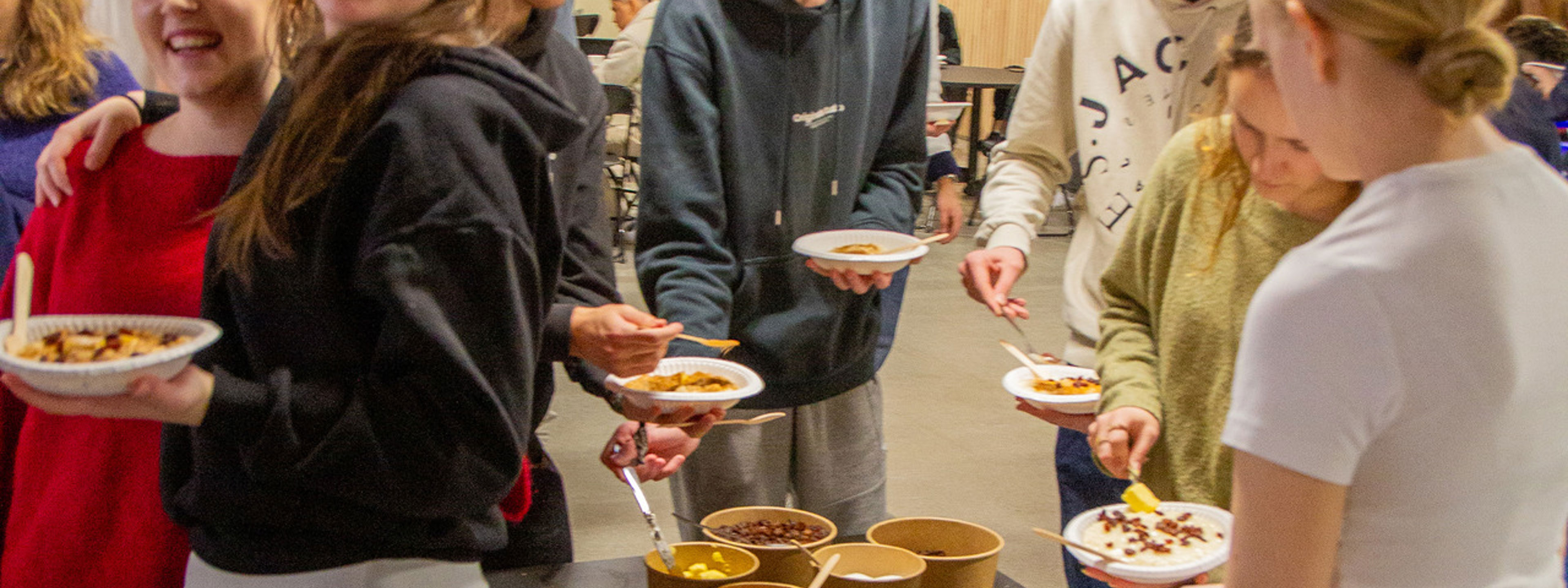 Elevar som forsyner seg med julegraut