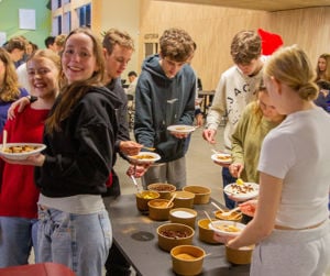 Elevar som forsyner seg med julegraut