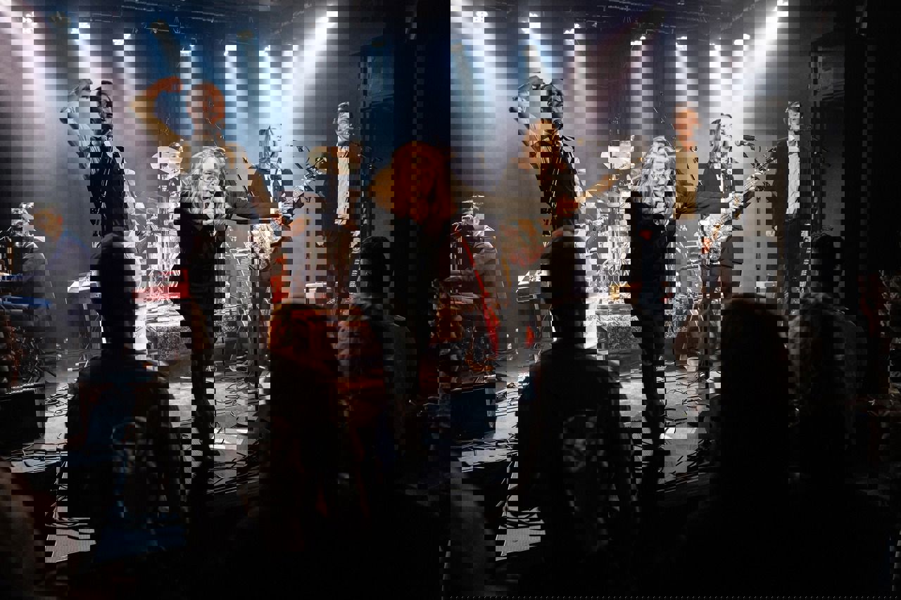 Band som spelar konsert